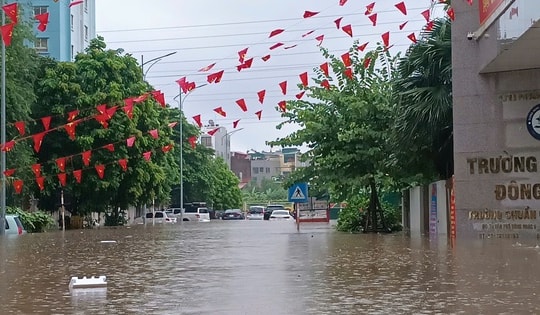 Hà Nội mưa dông, cảnh báo nhiều điểm ngập lụt chiều nay