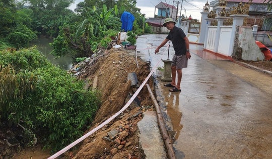 Gần 500 người dân sống ‘thấp thỏm’ cạnh suối bị sạt lở