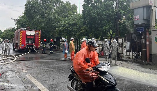 Hà Nội: Cháy cột biến thế trong mưa lớn