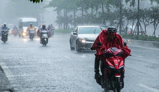 Mưa dông kéo dài từ miền Bắc vào Nam Bộ