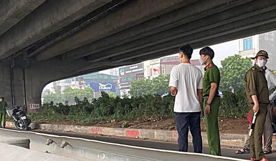 Hà Nội: Phát hiện một thi thể trên dải phân cách đường Nguyễn Xiển