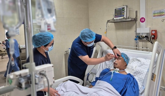 Thứ trưởng Trần Văn Thuấn giúp mở đường cứu người đàn ông gặp nạn trên cầu Nhật Tân thoát 'cửa tử'