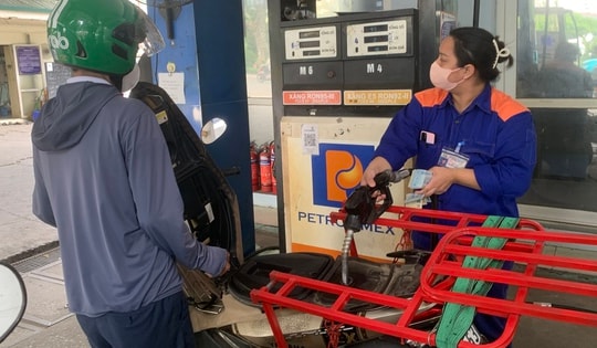 Giá xăng bật tăng trở lại, RON95 20.608 đồng/lít