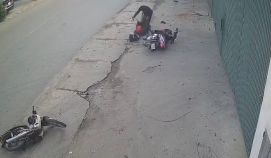 Phát hiện bạn gái đi cùng người khác, gã đàn ông cầm dao truy sát tình địch