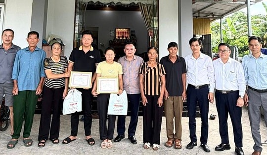 Vợ chồng ngư dân dũng cảm cứu 2 người gặp nạn trên biển