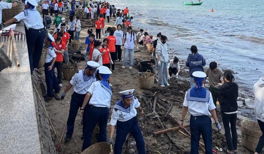 Nhiều chiến sĩ hải quân và sinh viên gom rác dọc bãi biển ở TPHCM