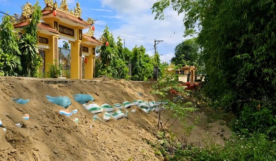 Gia cố khẩn cấp, ngăn sạt lở uy hiếp đường liên xã và nhà dân