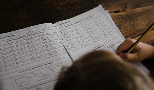 Bé trai 11 tuổi ở Trung Quốc nhập viện vì học liên tục 14 giờ