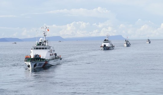 Cảnh sát biển diễn tập chiến thuật vòng tổng hợp, bắn đạn thật trên biển