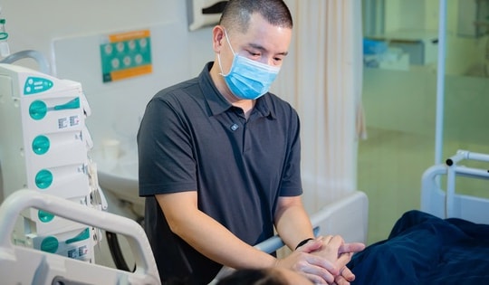 Hiến gan cứu vợ, chồng nói một câu khiến ai nghe cũng nghẹn lời