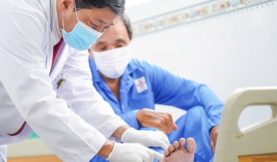 Thầy giáo đau đớn hơn 2 tháng vì tự chữa dị vật găm vào chân tại nhà