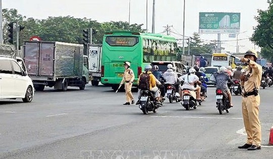 Yêu cầu cán bộ, chiến sỹ làm nhiệm vụ chỉ huy giao thông không dừng phương tiện