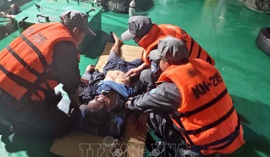 Kịp thời cấp cứu ngư dân bị ngộ độc trên biển