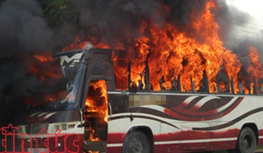 Xe giường nằm bất ngờ bốc cháy khi đang lưu thông trên Quốc lộ 18