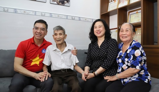 Bộ trưởng Bộ Y tế Đào Hồng Lan tri ân các gia đình có công với cách mạng tại đặc khu Côn Đảo