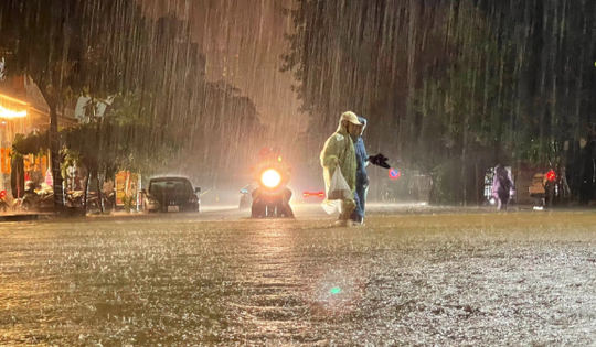 Bão Rasaga giật cấp 17, gây sóng biển cao đến 10m