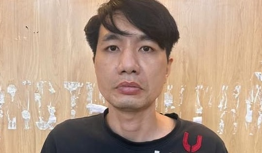 Bực tức bị xử phạt, gã thanh niên phá hoại xe CSGT