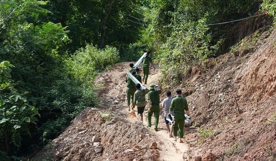 Sau lũ dữ cuốn trôi bản làng, công an dựng lại mái ấm cho dân
