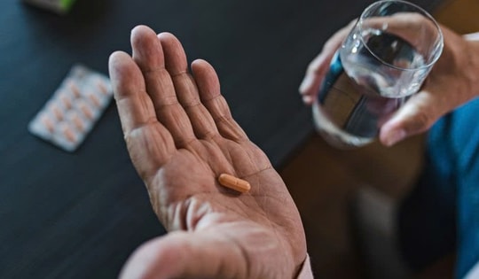 Vì sao uống thuốc giảm đau, hạ sốt khi bụng đói có thể gây hại dạ dày?