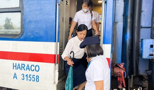 Ngày đầu tiên cán bộ Hải Phòng đi làm bằng tàu hỏa