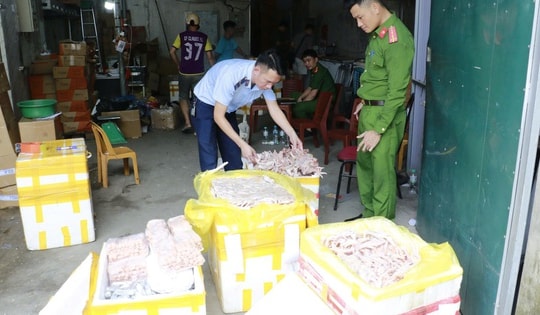 Phát hiện hàng nghìn chân gà, xúc xích, nem chua không rõ nguồn gốc