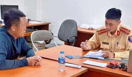 Xử phạt tài xế xe tải vượt đèn đỏ trên Quốc lộ 32 nhờ camera của người dân