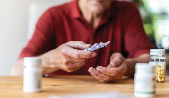 Người nhiễm HIV uống thuốc ARV cùng thuốc điều trị bệnh mạn tính: Làm sao để không xung đột?