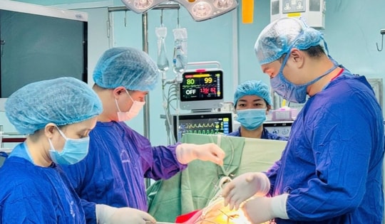 Cụ ông 80 tuổi thủng ruột do xương cá