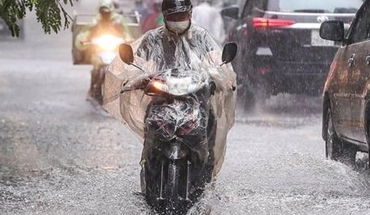 Nhiều khu vực trên cả nước mưa dông kèm lốc sét, nguy cơ lũ quét