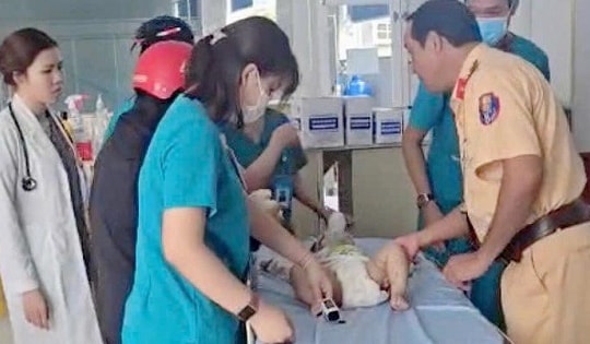 Đồng Nai: CSGT kịp thời đưa bé trai 1 tuổi đi cấp cứu, thoát khỏi cơn nguy kịch