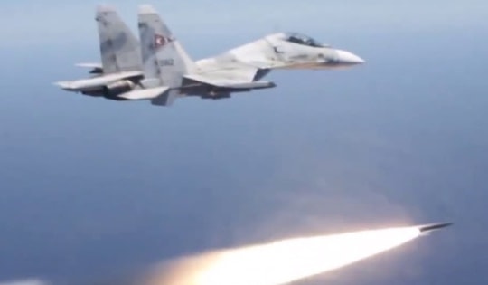 Su-30MK2 Venezuela mang tên lửa Mach 3+ phô trương trước siêu hạm Mỹ
