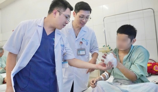 Bác sĩ 'cứu' 2 ngón tay gần đứt rời của nam thanh niên sau tai nạn lao động