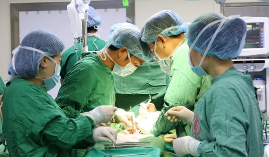 Xúc động mẹ hiến thận cứu con trai