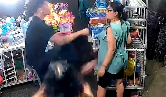 Thanh niên xăm trổ chê mì gói đắt, đạp vào bụng phụ nữ mang thai có thể bị xử phạt như thế nào?