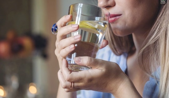 Uống nước chanh ấm buổi sáng có giúp thải độc và làm sáng da?