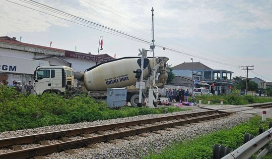 Xe bồn va chạm xe máy khiến 2 người tử vong