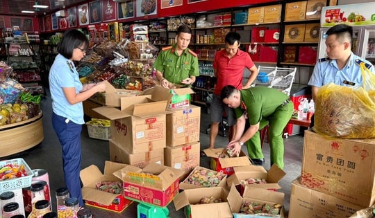 Thu giữ hơn 4.000 bánh Trung thu, kem quế trôi nổi