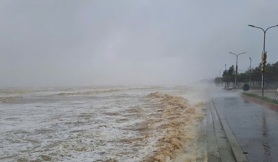 Bão số 9 giảm cường độ, bão số 10 sẽ đổ bộ vào miền Trung