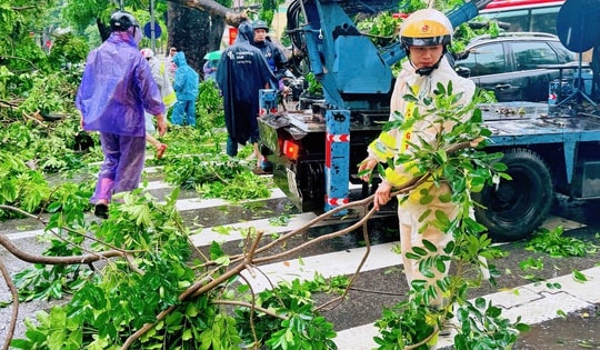 Công an Hà Nội lập chốt kiểm soát, hỗ trợ dân phòng chống bão Ragasa