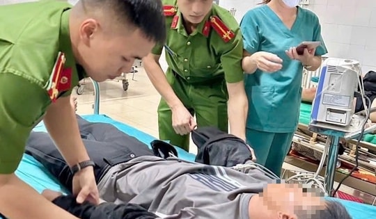 Công an đưa thanh niên nằm bất tỉnh giữa đường đi cấp cứu trong đêm