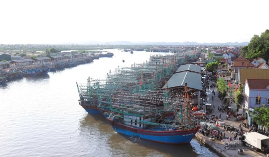 Nghệ An cấm tàu thuyền ra khơi, hoãn họp để dồn lực chống bão số 9