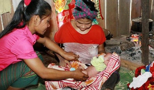 Chung tay hỗ trợ cô đỡ thôn, bản vì sức khỏe bà mẹ và trẻ em miền núi