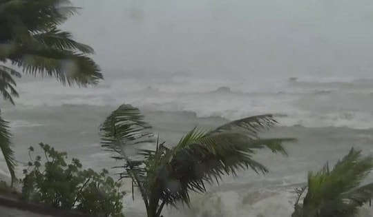 Bão số 10 sẽ 'quét' dọc biển miền Trung khi đổ bộ vào đất liền nước ta