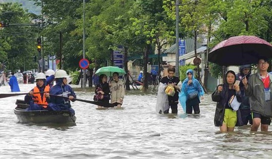 Bão số 9 giảm cấp rõ rệt, bão số 10 dự báo sẽ mạnh lên khi đổ bộ vào nước ta