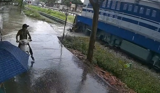 Video vụ tai nạn đường sắt khiến một phụ nữ bị thương nặng ở Bắc Ninh