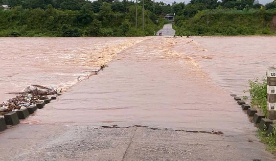 Bão số 10 di chuyển nhanh bất thường, các địa phương khẩn trương ứng phó