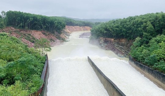 Nhiều hồ chứa ở Hà Tĩnh xả tràn, ứng phó mưa lớn