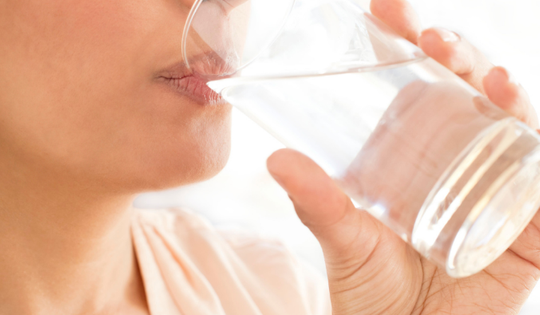 Uống đủ nước có thể giúp giảm nguy cơ đột quỵ và bệnh tim mạch