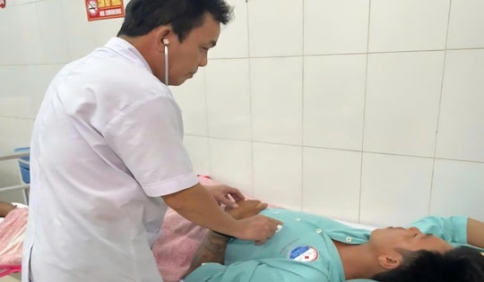 Ngành Y tế Quảng Trị ứng cứu thuyền viên vụ 2 tàu cá gặp nạn khi tránh bão