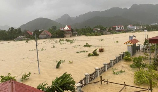 Khẩn trương đảm bảo an toàn đê điều, ứng phó với lũ lên nhanh trên các sông